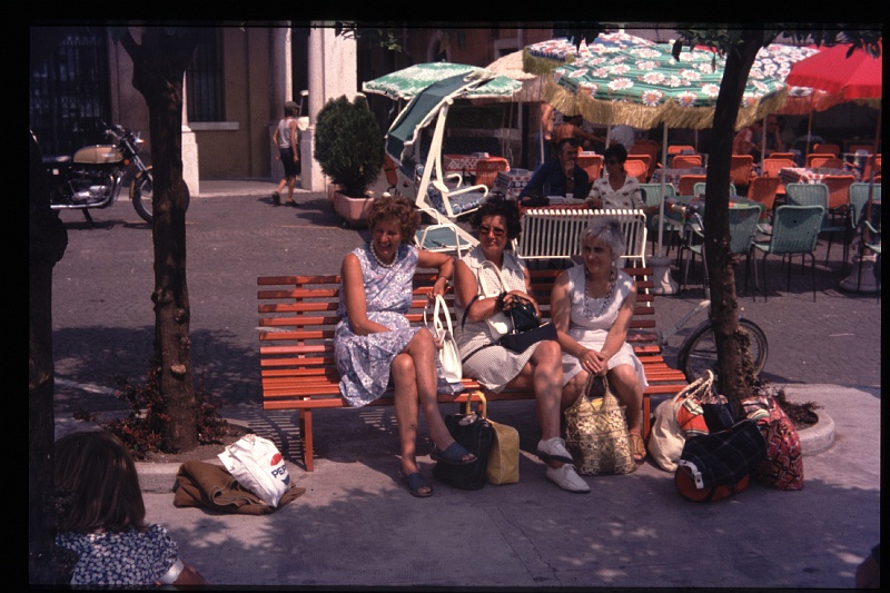 26.Gargnano jul 1975 Lili,Ilse,Mama.JPG